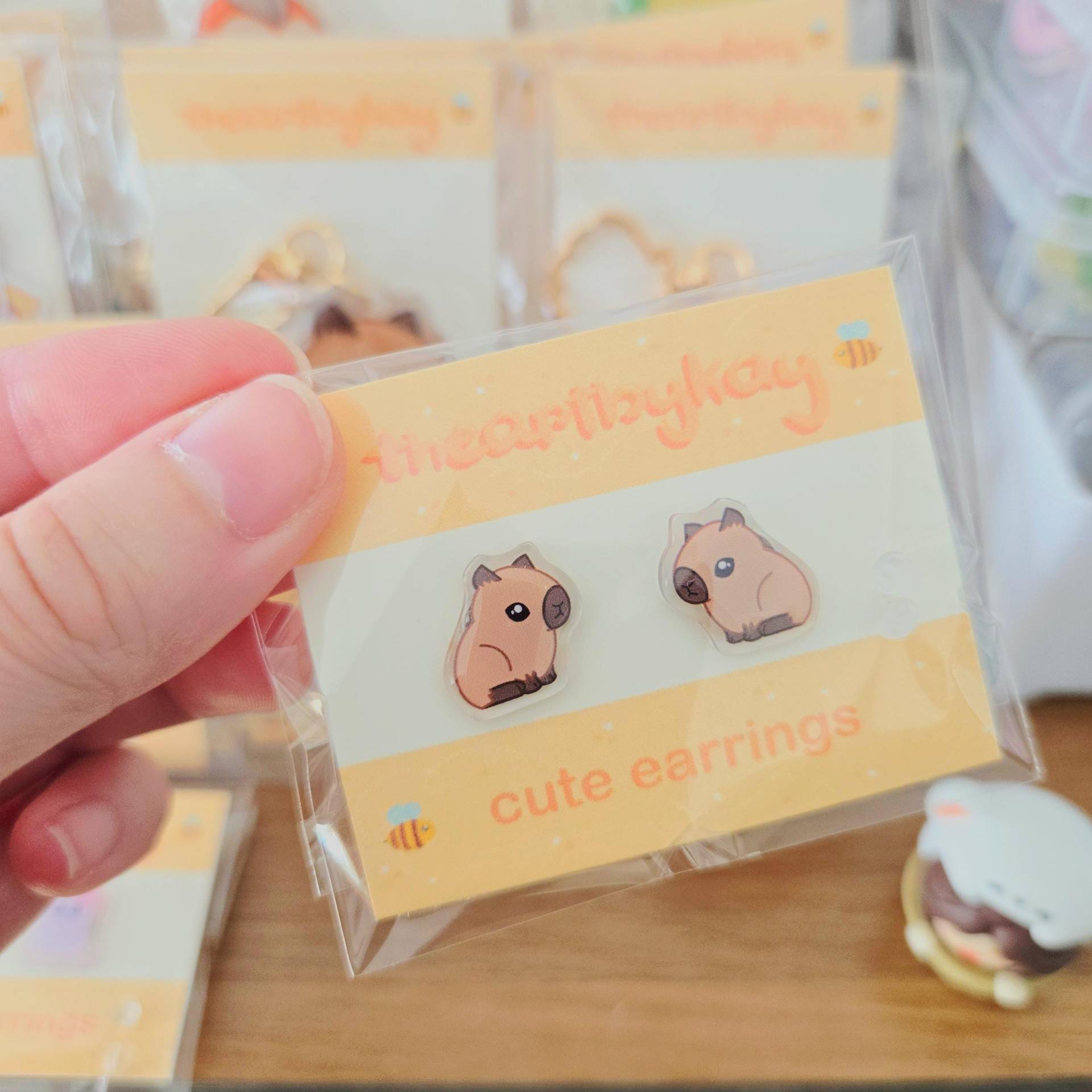 Mini Capybara Acryl Ohrstecker | 1, 5 cm von theartbykay