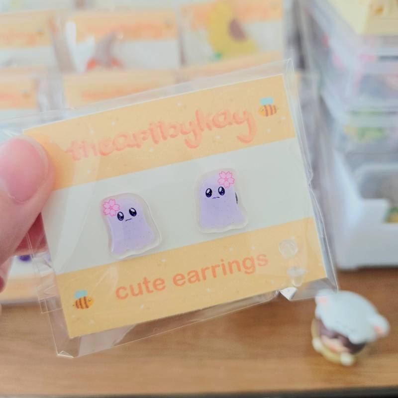 Mini Geist Mit Sakura Blume Acryl Ohrstecker | 1, 5 cm von theartbykay