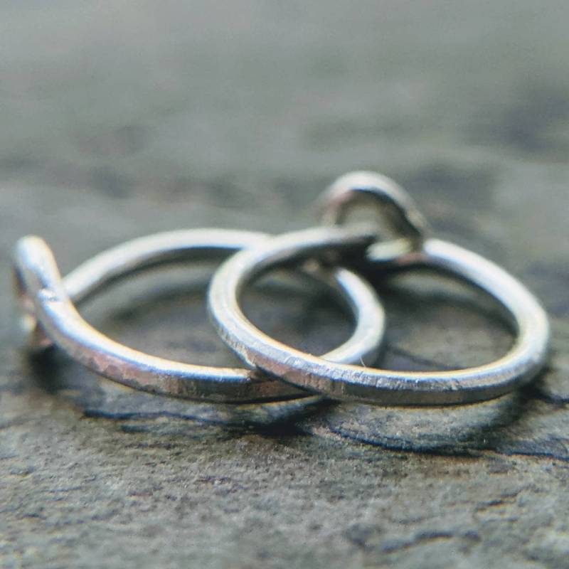 20G Kleine OhrringeGehämmert Sterling Silber, Titanuim Oder Niob CreolenPrimitive SerieHandgefertigt Von Der Beadedlily 20G Kleine OhrringeGehämmert Sterling Silber, Titanuim Oder Niob CreolenPrimitive SerieHandgefertigt Von Der Beadedlily von thebeadedlily