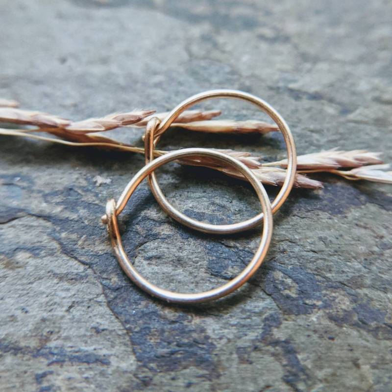 22G Gold Creolen 14K Massiv Gold, Goldfill Oder Niobium Primitive Serie Handgemacht Von Thebeadedlily 22G Gold Creolen 14K Massiv Gold, Goldfill Oder Niobium Primitive Serie Handgemacht Von Thebeadedlily von thebeadedlily