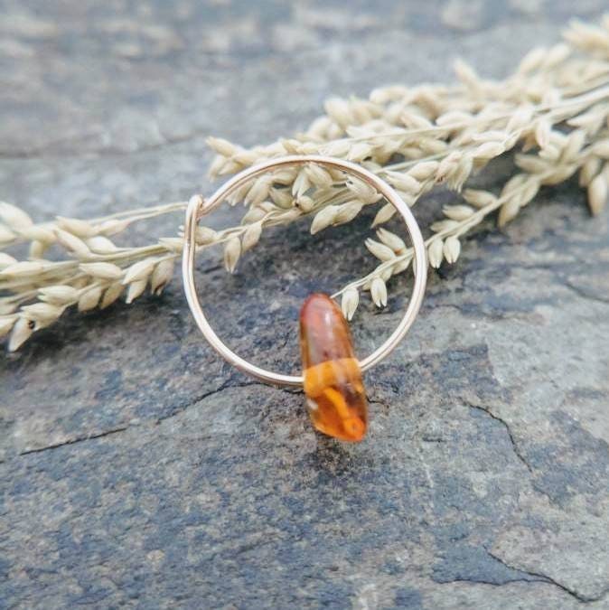 Edelstein-Reifen, Einzelner Ohrring W/Edelstein-Chip - Thebeadedlily Handarbeit Edelstein-Reifen, Einzelner Ohrring W/Edelstein-Chip - Thebeadedlily Handarbeit von thebeadedlily