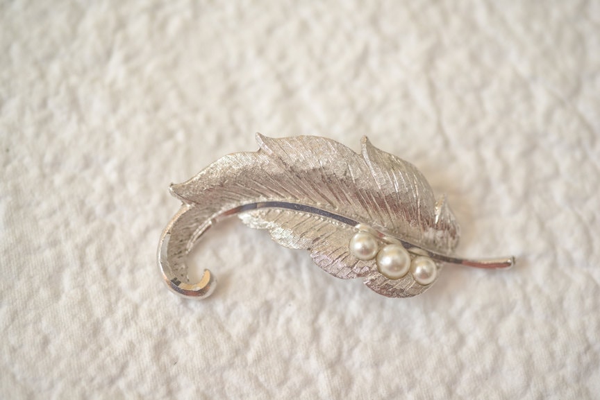 1960S Vintage Silberfarbene Blatt-Brosche Mit Perlen von thebestvintage