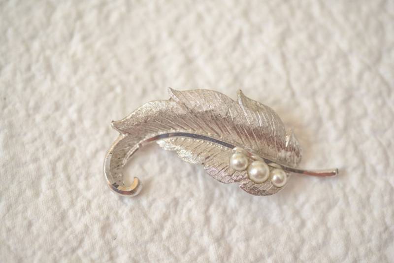 1960S Vintage Silberfarbene Blatt-Brosche Mit Perlen von thebestvintage