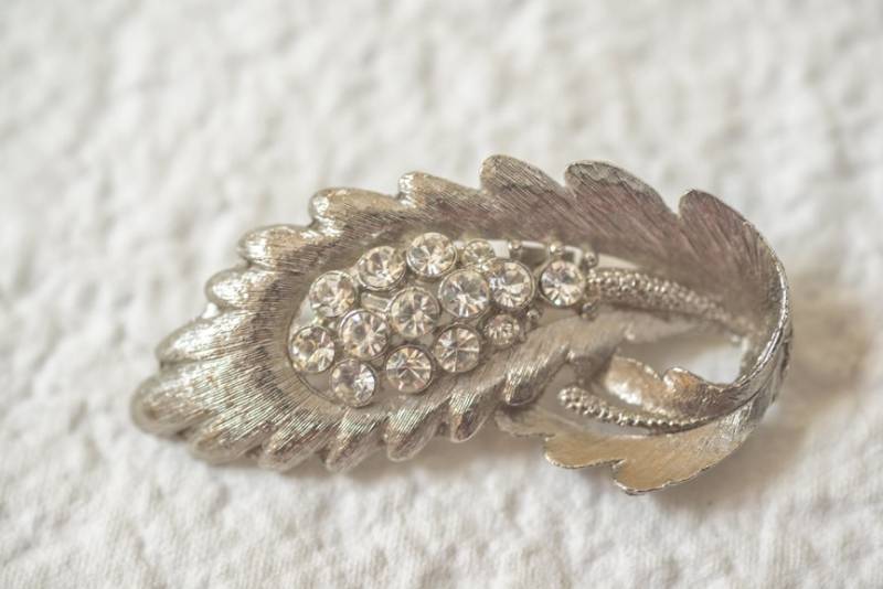 Vintage Silberfarbene Brosche Faux Diamond Leaf Design von thebestvintage