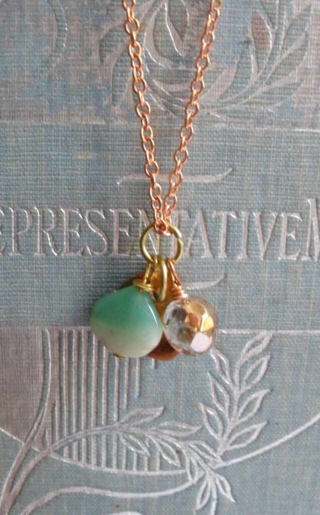 Cluster Charm Halskette, Kupferherz, Chalcedon Teardrop, Handgemachter Schmuck, Kupfer Und Grün, Patina Boho Chic Style von thebigbluebead