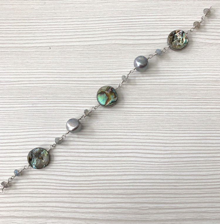 Graue Perle Labradorit Und Abalone Armband, Taubengrau, Regenbogen Abalone, Pastell Schmuck, Grau Silber, Strandliebhaber, Boho Chic Style von thebigbluebead