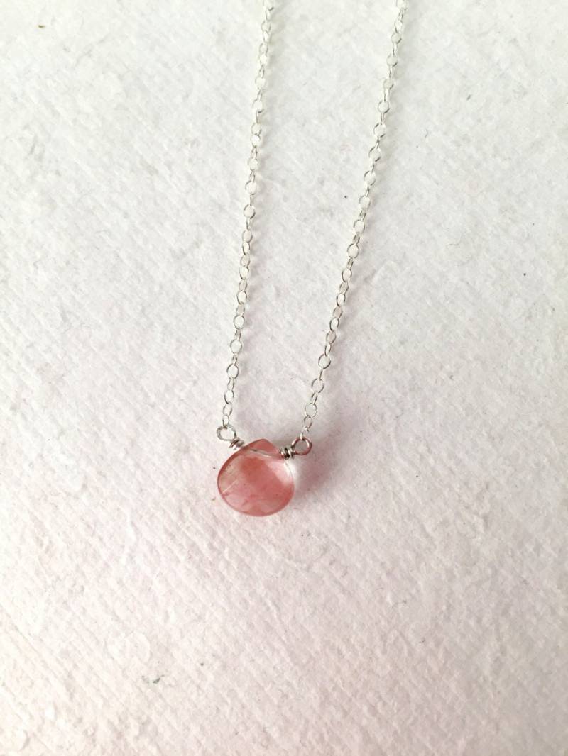 Kirschquarz Halskette, Facettierter Rosa Tropfen, 18-Zoll-Silberkette, Leichter Schmuck, Kleiner Boho Chic Style, Einfache Halskette von thebigbluebead