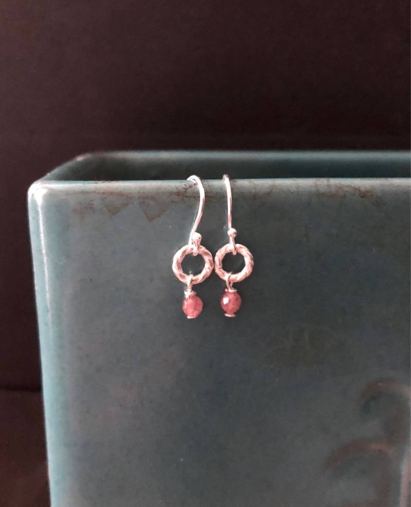 Mini Kranz Rhodochrosit Ohrringe, Silber Und Rosa, Kleine Baumeln Tropfen, Leichte Geschenke Für Sie von thebigbluebead