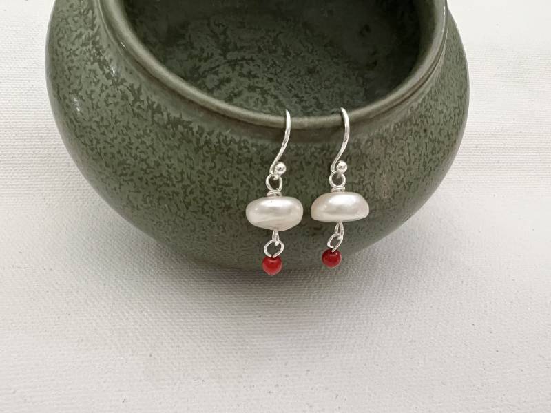 Neu Perlen - Und Korallenohrringe, Rote Weiße Ohrringe, Kleine Leichte Boho Chic Style von thebigbluebead