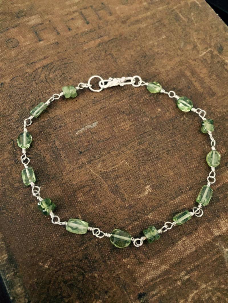 Peridot Und Sterling Armband, August Birthstone Stapeln Boho Chic, Schichtung, Zarter Schmuck, Leichter Schmuck von thebigbluebead