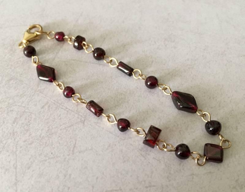 Roma Burgunderrot Granat Und Gold-Gefülltes Armband, Gliederarmband, Rot Gold, Januar Geburtsstein, Geschenke Für Sie, Boho Chic Style von thebigbluebead