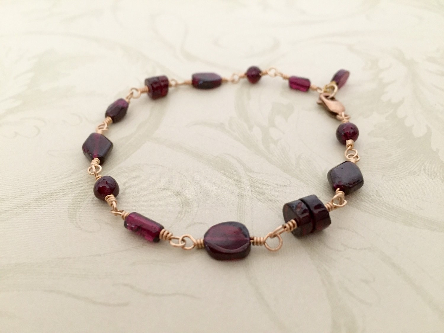 Roter Granat Und Gold Armband, Boho Chic, Perlen Handgemacht, Marsala Rot, Januar Geburtsstein, Edelstein Gemischte Formen Roter Granat Und Gold Armband, Boho Chic, Perlen Handgemacht, Marsala Rot, Januar Geburtsstein, Edelstein Gemischte Formen von thebigbluebead