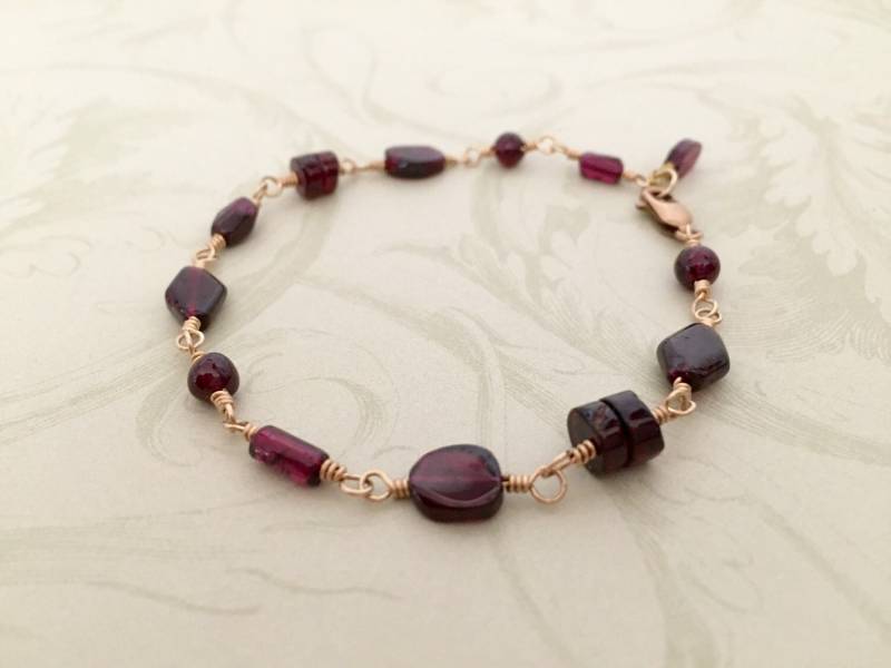 Roter Granat Und Gold Armband, Boho Chic, Perlen Handgemacht, Marsala Rot, Januar Geburtsstein, Edelstein Gemischte Formen von thebigbluebead