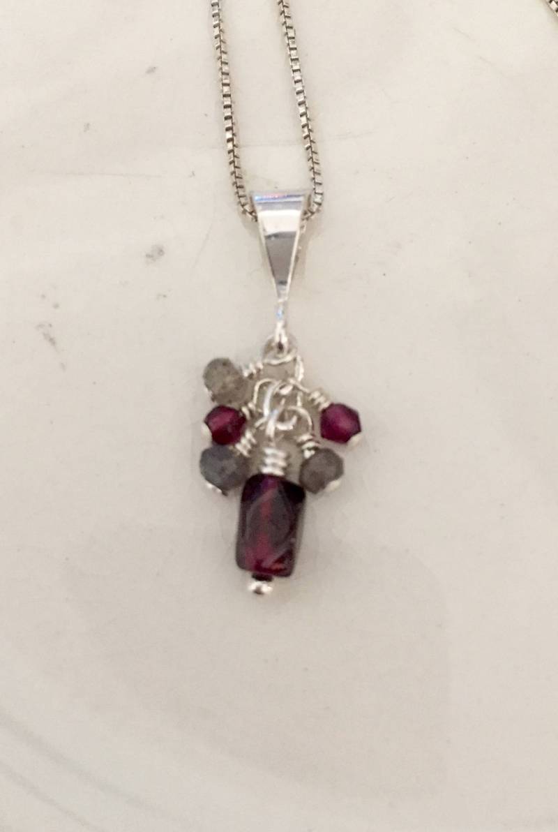 Roter Granat & Labradorit Anhänger Halskette, 18 "sterling Kette Und Cluster Anhänger, Rot Grau, Birthstone Schmuck." von thebigbluebead