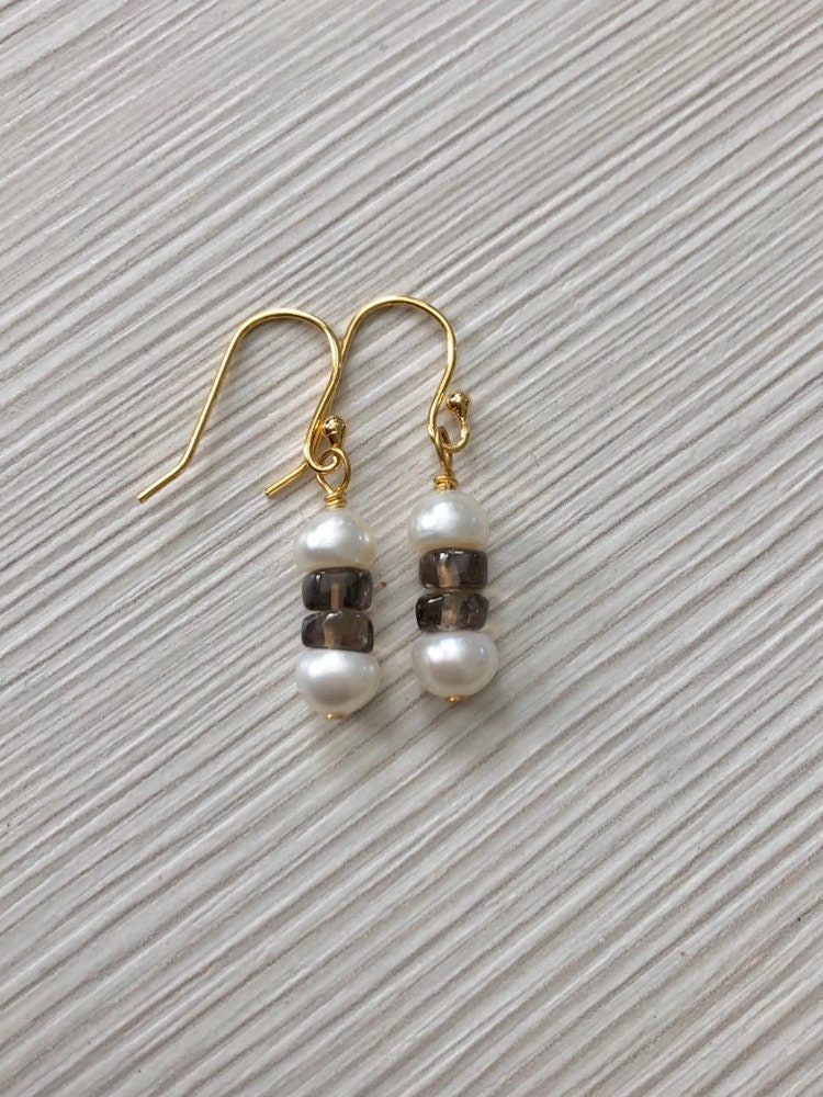 Smokey Topaz & Weiße Perle Smore Ohrringe in Gold, Leichte Und Kleine Ohrhänger, Braun, Weiß von thebigbluebead