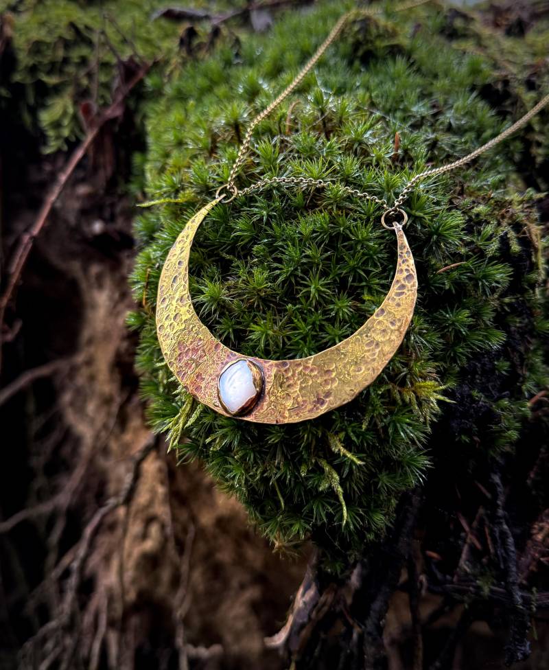 Halbmond Amulett Aus Messing Mit Perlmutt, Edelstein Halskette von theboldx