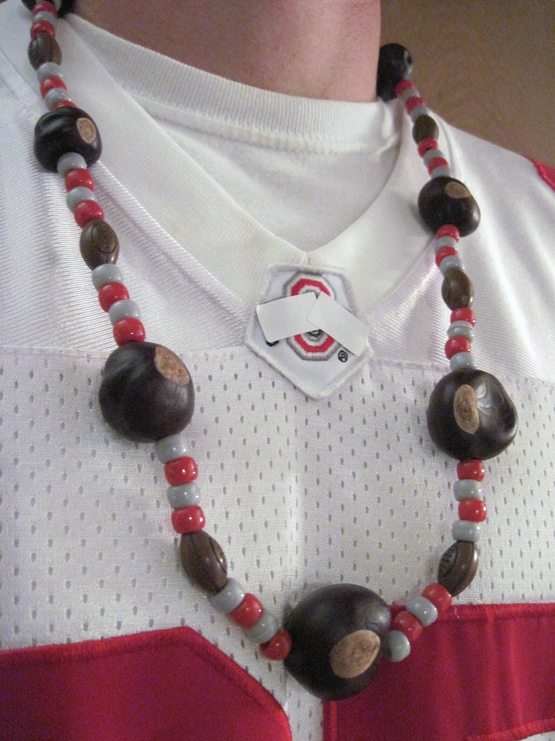 Echte Ohio Buckeye Halskette Mit Football-Perlen Echte Ohio Buckeye Halskette Mit Football-Perlen von thebuckeyelady