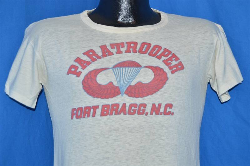 40S Fallschirmjäger Fort Bragg Jump Wings Stencil Wwii T-Shirt Small 40S Fallschirmjäger Fort Bragg Jump Wings Stencil Wwii T-Shirt Small von thecaptainsvintage
