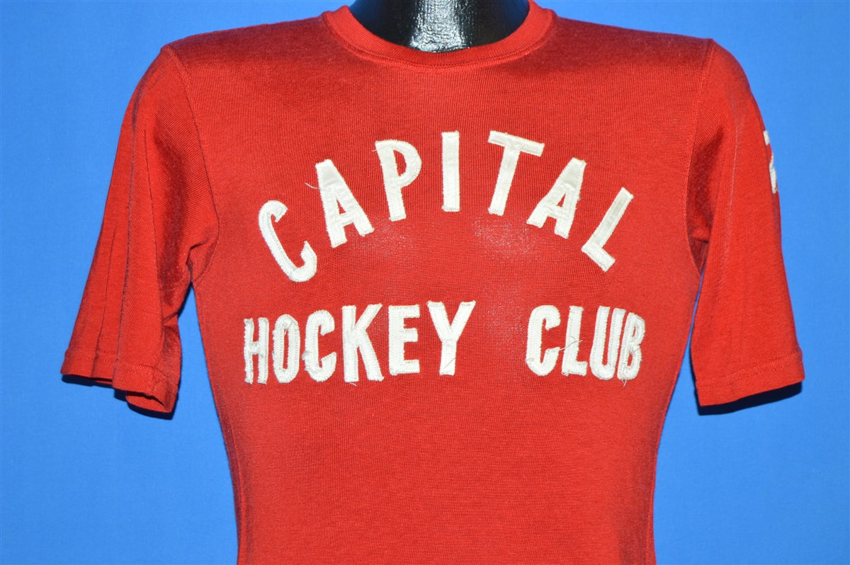 50Er Jahre Hauptstadt Hockey Club Jersey T-Shirt Small 50Er Jahre Hauptstadt Hockey Club Jersey T-Shirt Small von thecaptainsvintage