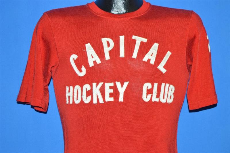 50Er Jahre Hauptstadt Hockey Club Jersey T-Shirt Small 50Er Jahre Hauptstadt Hockey Club Jersey T-Shirt Small von thecaptainsvintage
