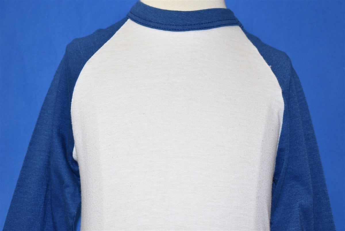 80Er Jahre Blank Weiß Und Blau Raglan T-Shirt Jugend S 80Er Jahre Blank Weiß Und Blau Raglan T-Shirt Jugend S von thecaptainsvintage