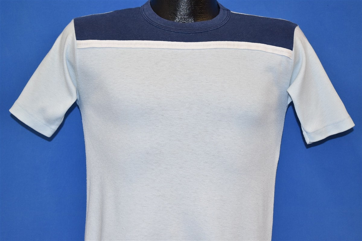 80Er Jahre Blaues Blank Jersey Style Jugendstil T-Shirt 80Er Jahre Blaues Blank Jersey Style Jugendstil T-Shirt von thecaptainsvintage