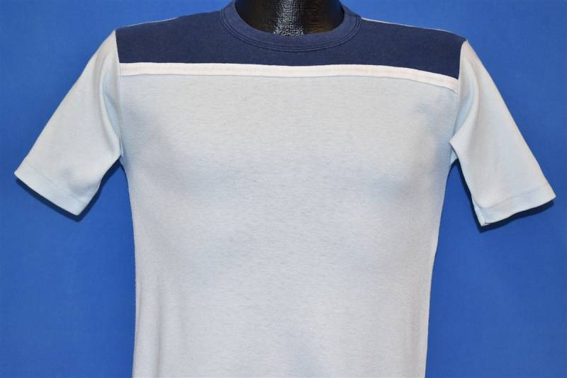 80Er Jahre Blaues Blank Jersey Style Jugendstil T-Shirt 80Er Jahre Blaues Blank Jersey Style Jugendstil T-Shirt von thecaptainsvintage