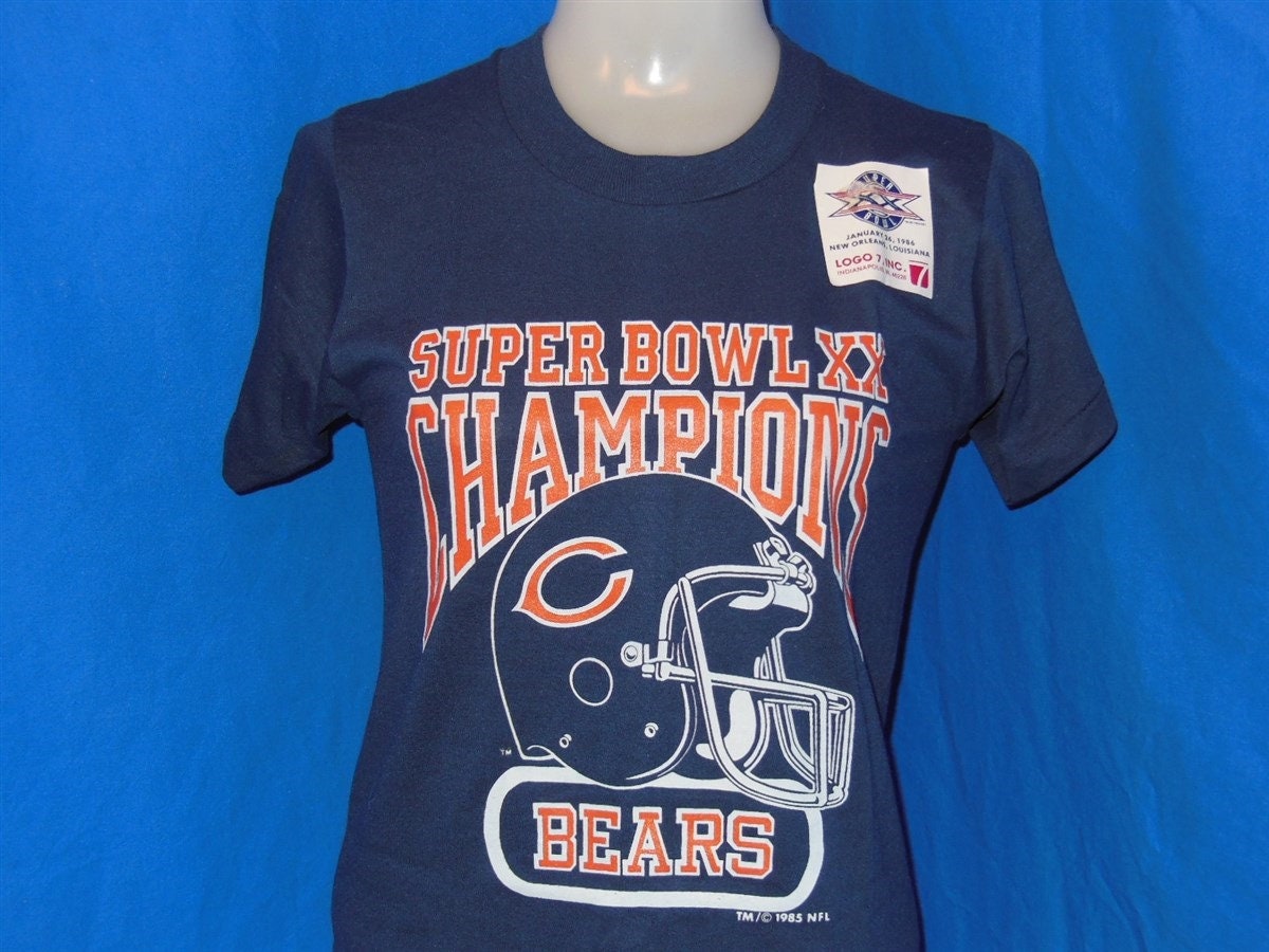 80Er Jahre Chicago Bears Super Bowl Xx 1986 Football Deadstock T-Shirt Jugend Groß 80Er Jahre Chicago Bears Super Bowl Xx 1986 Football Deadstock T-Shirt Jugend Groß von thecaptainsvintage