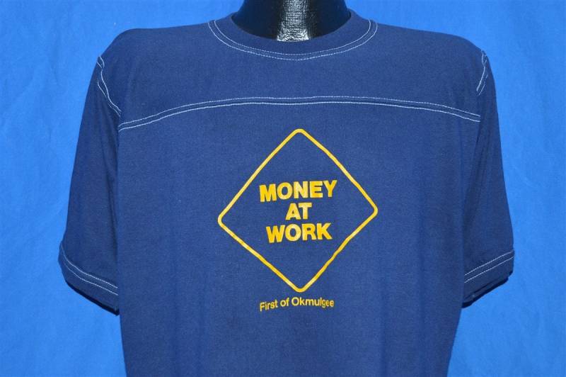80Er Jahre First Bank Of Okmulgee Oklahoma Blau Topstitch Jersey T-Shirt Large 80Er Jahre First Bank Of Okmulgee Oklahoma Blau Topstitch Jersey T-Shirt Large von thecaptainsvintage
