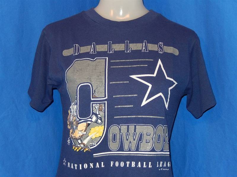80Er Jahre Jack Dalius Cowboys Cartoon Navy Blue Vintage T-Shirt Jugend Medium 80Er Jahre Jack Dalius Cowboys Cartoon Navy Blue Vintage T-Shirt Jugend Medium von thecaptainsvintage