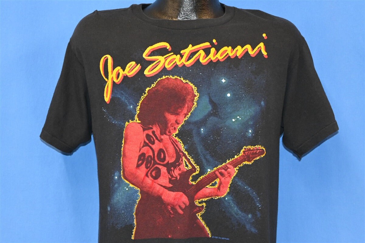 80Er Jahre Joe Satriani Blues Rock Express Gitarre Greats Music T-Shirt Medium 80Er Jahre Joe Satriani Blues Rock Express Gitarre Greats Music T-Shirt Medium von thecaptainsvintage