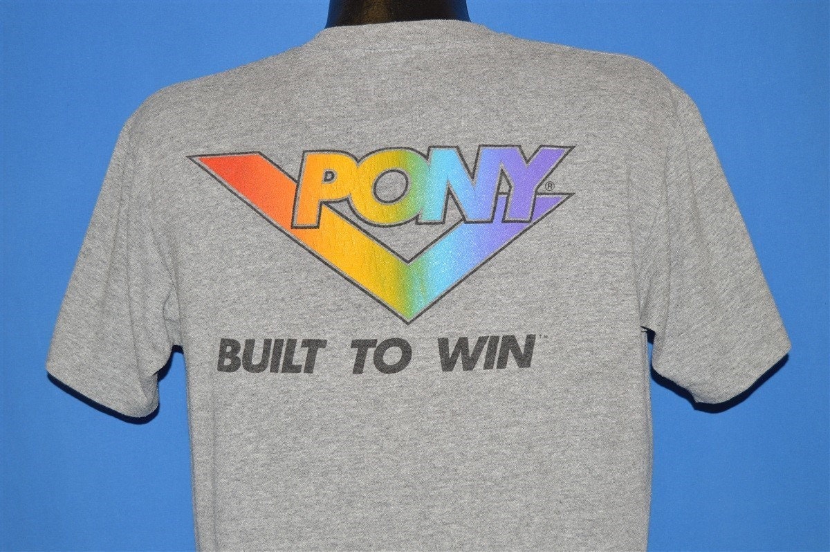 80Er Jahre Pony Gebaut Um Zu Gewinnen Rayon Tri Blend Regenbogen T-Shirt Groß 80Er Jahre Pony Gebaut Um Zu Gewinnen Rayon Tri Blend Regenbogen T-Shirt Groß von thecaptainsvintage