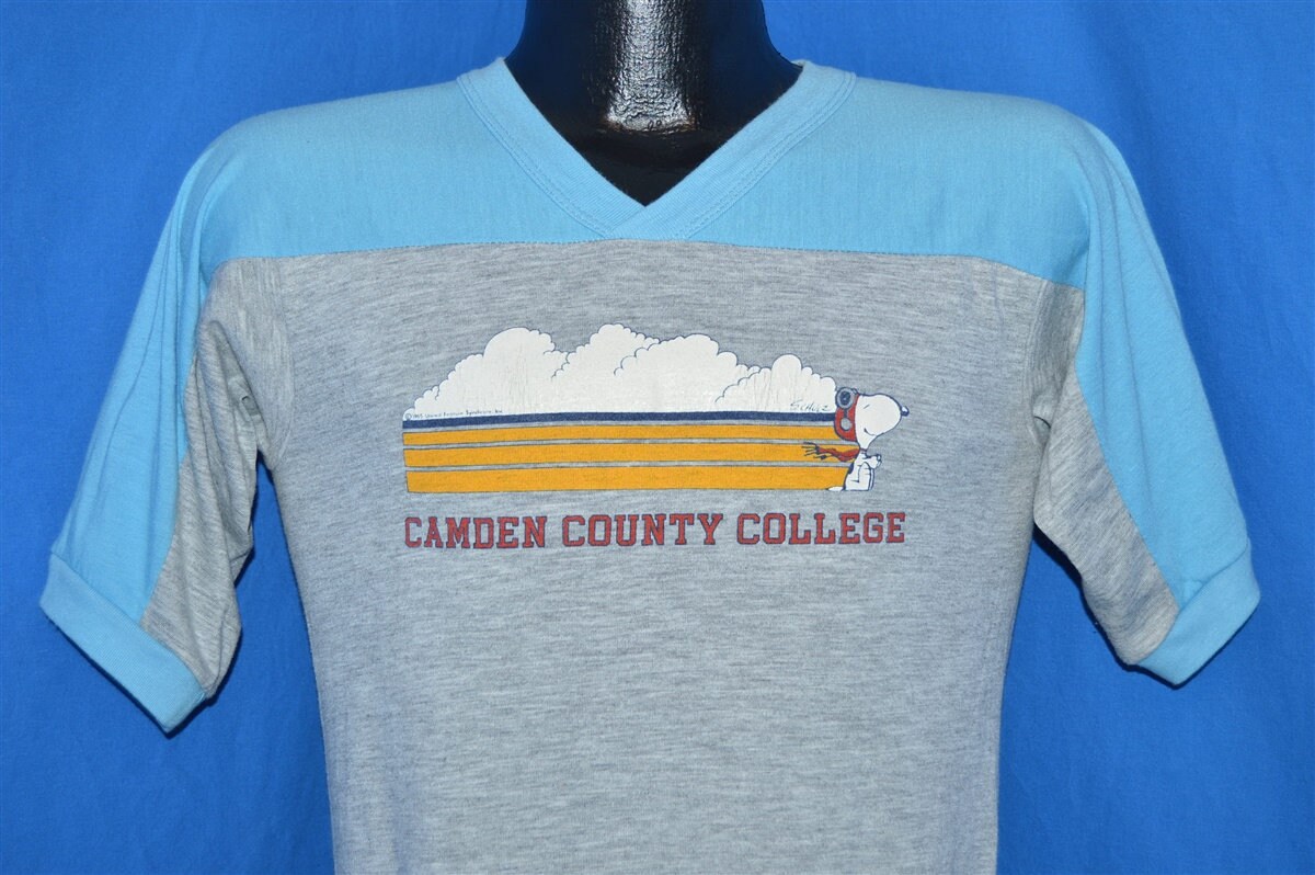 80Er Jahre Snoopy Camden County College Jersey T-Shirt Small von thecaptainsvintage