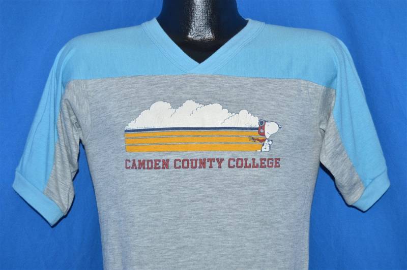 80Er Jahre Snoopy Camden County College Jersey T-Shirt Small von thecaptainsvintage