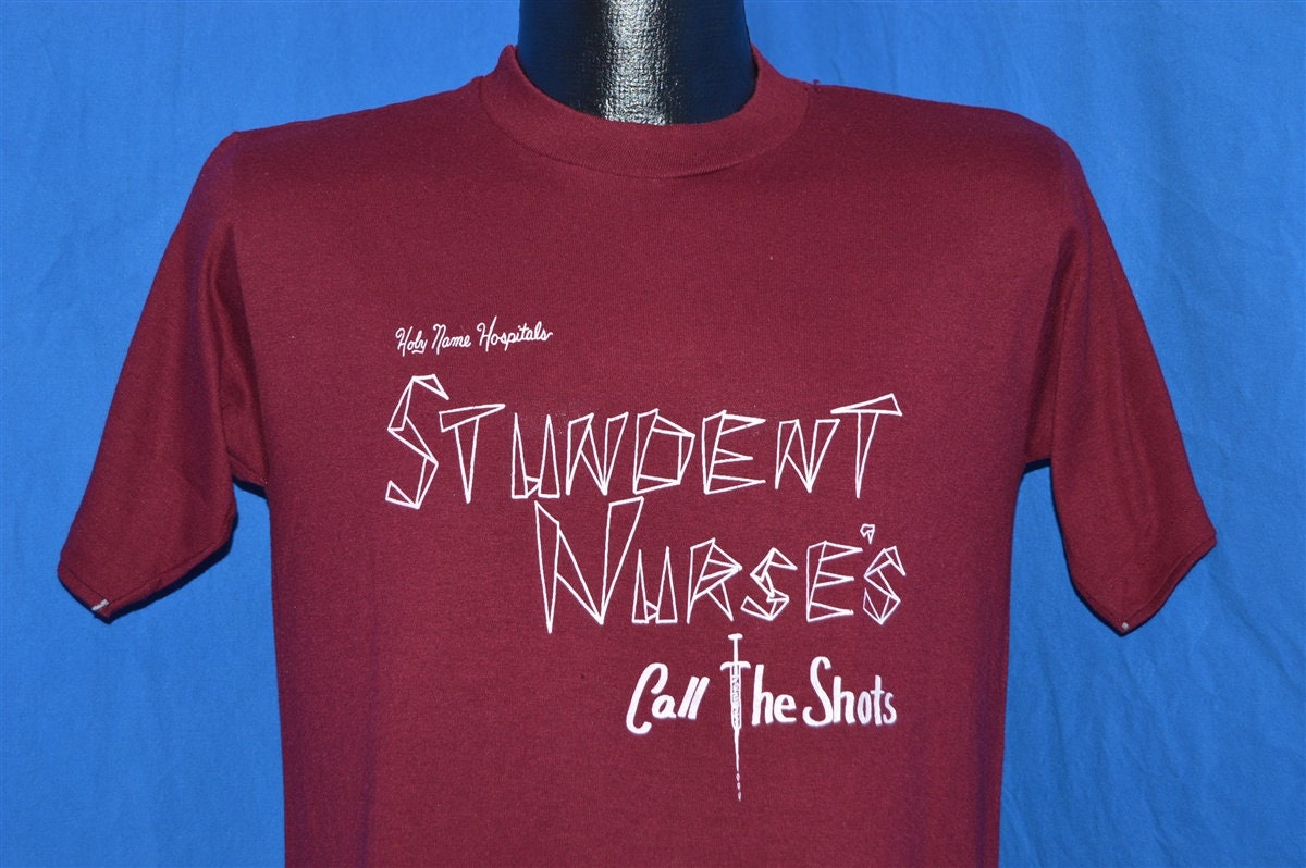 80Er Jahre Studentin Krankenschwestern Call The Shots Holy Name Nj T-Shirt Medium 80Er Jahre Studentin Krankenschwestern Call The Shots Holy Name Nj T-Shirt Medium von thecaptainsvintage