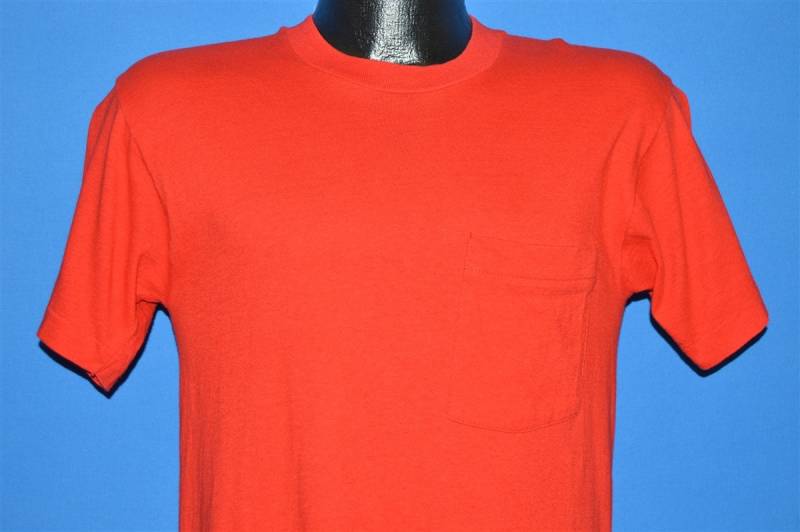 80Er Jahre T-Shirt Mit Roter Tasche Fruit Of The Loom 80Er Jahre T-Shirt Mit Roter Tasche Fruit Of The Loom von thecaptainsvintage