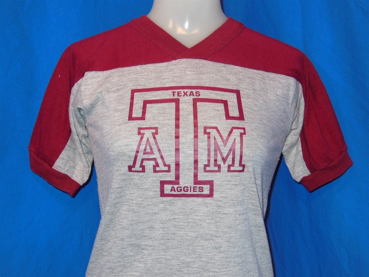 80Er Jahre Texas A & M Aggies Jersey Style Grau Und Kastanienbraun Vintage T-Shirt Jugend Large 14-16 80Er Jahre Texas A & M Aggies Jersey Style Grau Und Kastanienbraun Vintage T-Shirt Jugend Large 14-16 von thecaptainsvintage