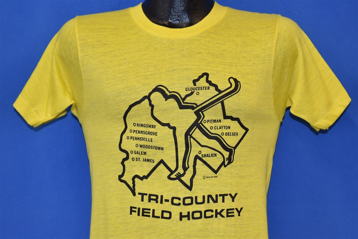 80Er Jahre Tri County High School Feldhockey New Jersey T-Shirt Small 80Er Jahre Tri County High School Feldhockey New Jersey T-Shirt Small von thecaptainsvintage