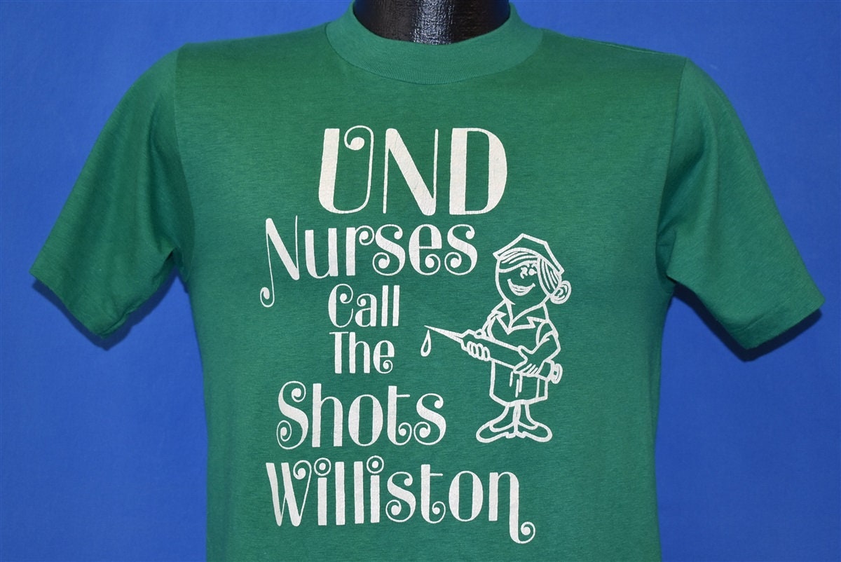 80Er Jahre Und Nurses Call The Shots Universität North Dakota College T-Shirt Small 80Er Jahre Und Nurses Call The Shots Universität North Dakota College T-Shirt Small von thecaptainsvintage
