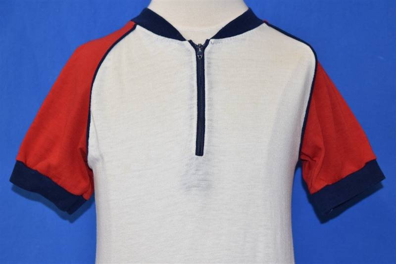 80Er Jahre Weiß Und Blau Half Zip Pullover T-Shirt Jugend S 80Er Jahre Weiß Und Blau Half Zip Pullover T-Shirt Jugend S von thecaptainsvintage