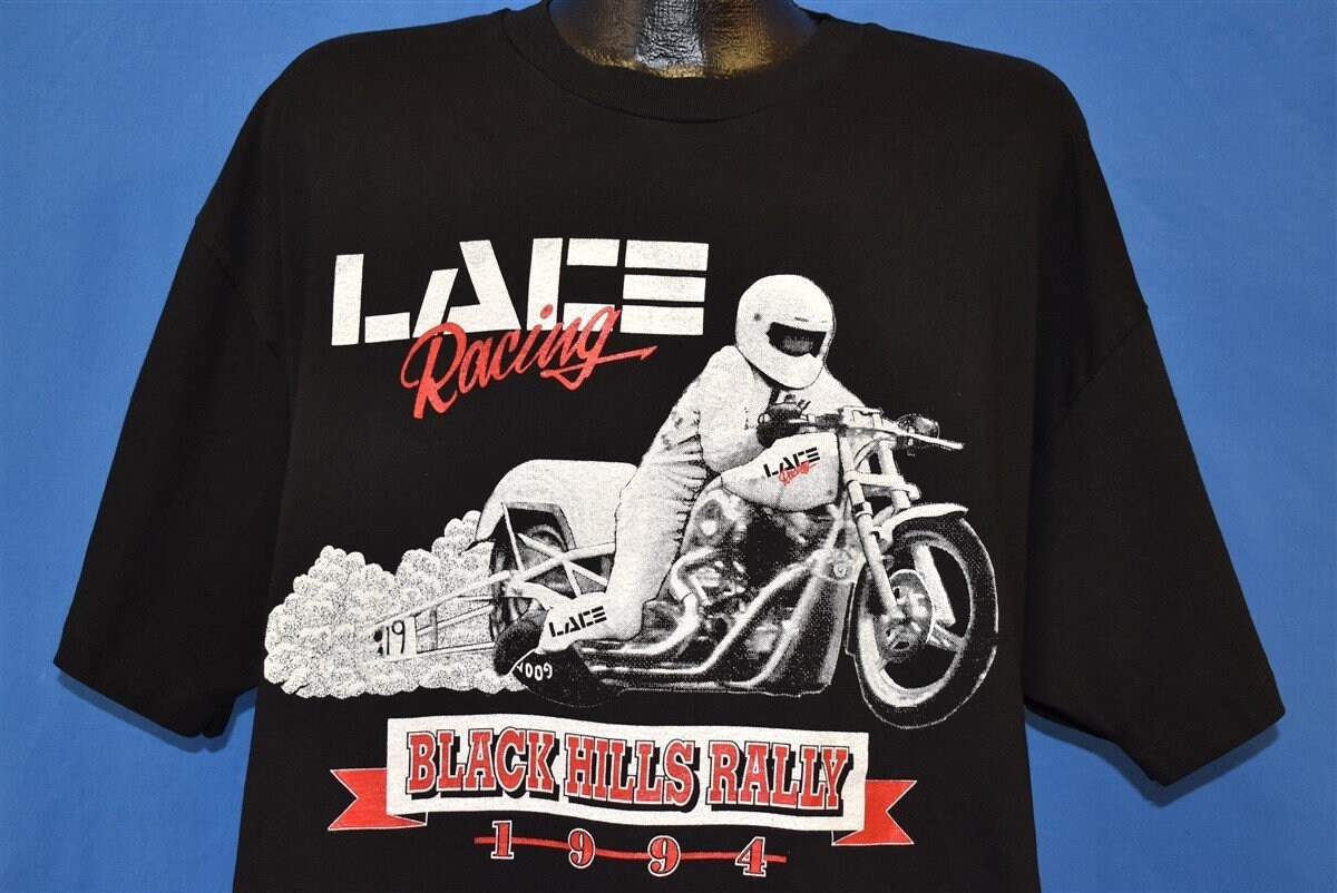 90Er Jahre Lace Racing Black Hills Sammlung 1994 T-Shirt Extra Large 90Er Jahre Lace Racing Black Hills Sammlung 1994 T-Shirt Extra Large von thecaptainsvintage