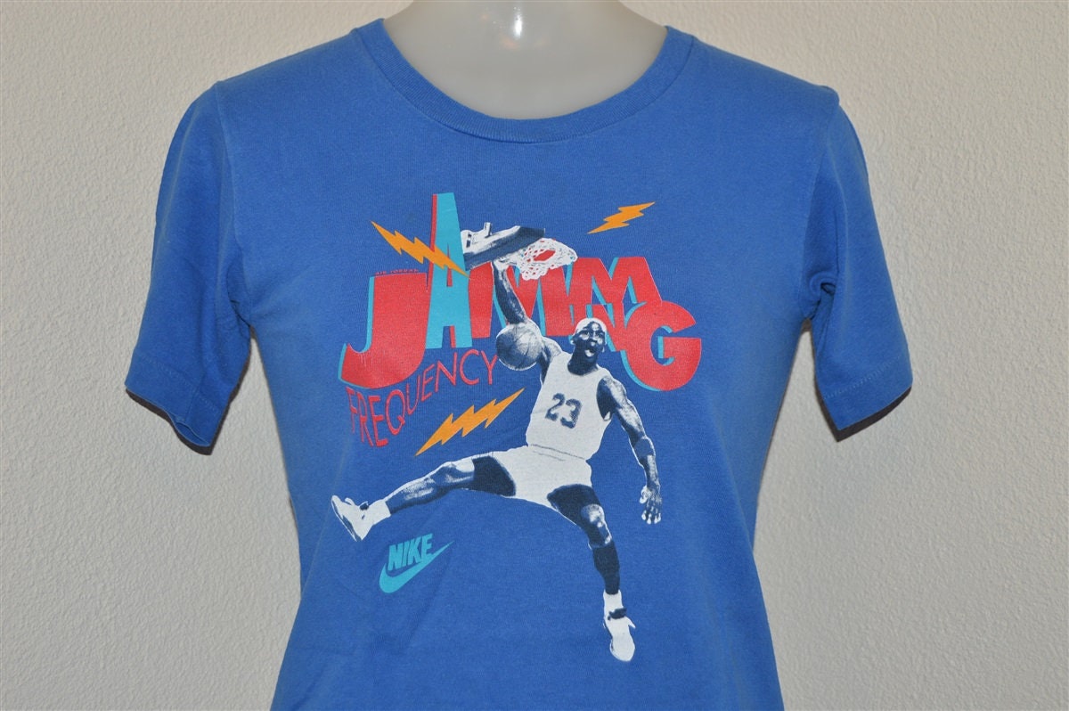 90Er Jahre Nike Michael Jordan Frequenz Jamming Blau Vintage T-Shirt Jugend Medium 90Er Jahre Nike Michael Jordan Frequenz Jamming Blau Vintage T-Shirt Jugend Medium von thecaptainsvintage