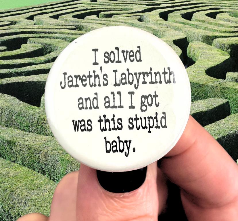 Ich Habe Jareths Labyrinth Gelöst Und Alles, Was Ich Dabei Hatte, War Dieses Dämliche Baby. 3, 25"Knopf Ich Habe Jareths Labyrinth Gelöst Und Alles, Was Ich Dabei Hatte, War Dieses Dämliche Baby. 3, 25"Knopf von thecarboncrusader