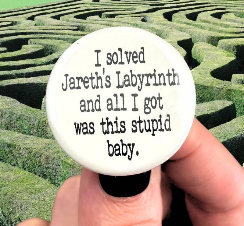 Ich Habe Jareths Labyrinth Gelöst Und Alles, Was Ich Dabei Hatte, War Dieses Dämliche Baby. 3, 25"Knopf Ich Habe Jareths Labyrinth Gelöst Und Alles, Was Ich Dabei Hatte, War Dieses Dämliche Baby. 3, 25"Knopf von thecarboncrusader