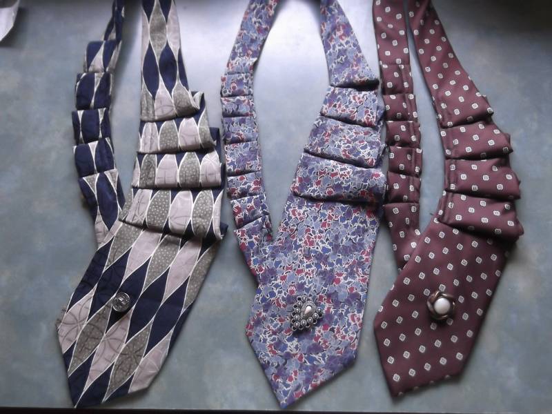 Auswahl An Upcycled Herren Krawattenhalsband Halskette Plissiert Auf Größe Und Form Mit Knopfdetails Unikat Arbeitsgarderobe Auswahl An Upcycled Herren Krawattenhalsband Halskette Plissiert Auf Größe Und Form Mit Knopfdetails Unikat Arbeitsgarderobe von thecatsmeow002