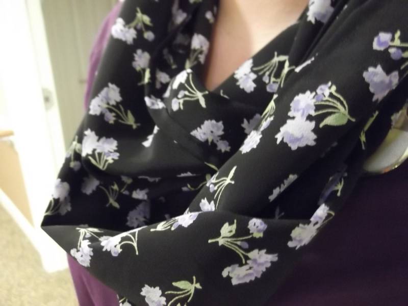 Double Wrap Infinity Schal-Hals-Wickel-Schwarz Mit Lila Blumen Und Grünen Details Double Wrap Infinity Schal-Hals-Wickel-Schwarz Mit Lila Blumen Und Grünen Details von thecatsmeow002