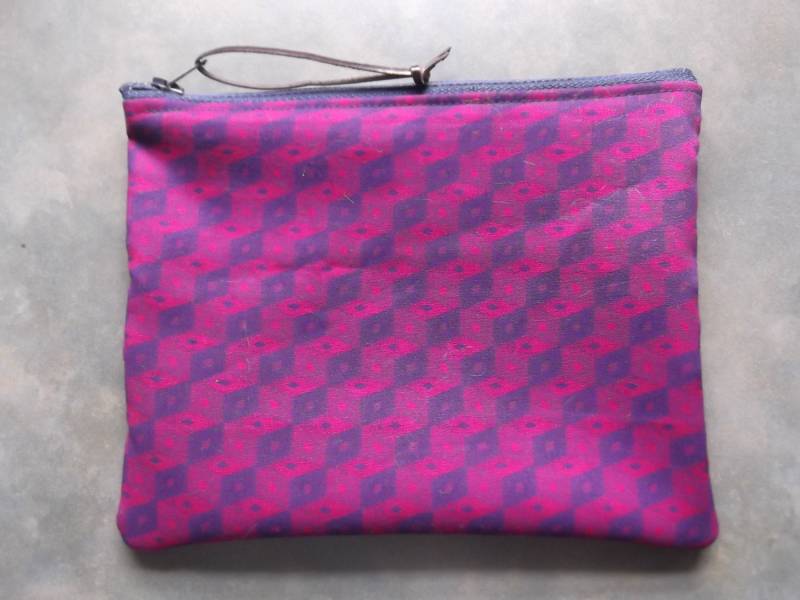 Reißverschluss Clutch Portemonnaie SchminktäschchenHandytascheVollleinen Vintage Peter Pan Stoff Lila Und Blaue Diamanten Reißverschluss Clutch Portemonnaie SchminktäschchenHandytascheVollleinen Vintage Peter Pan Stoff Lila Und Blaue Diamanten von thecatsmeow002