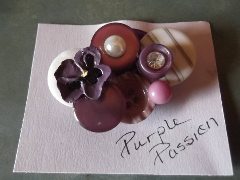 Vintage Up-Cycled Button Pin/Brosche-"Purple Passion"-Re-Purposed Materials-Suit Jacke Oder Mantel-Schmuck Vintage Up-Cycled Button Pin/Brosche-"Purple Passion"-Re-Purposed Materials-Suit Jacke Oder Mantel-Schmuck von thecatsmeow002