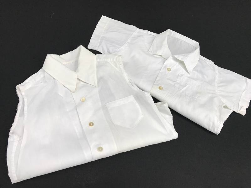 Ein Paar Vintage Weiße Baby Shirts von thecherrychic