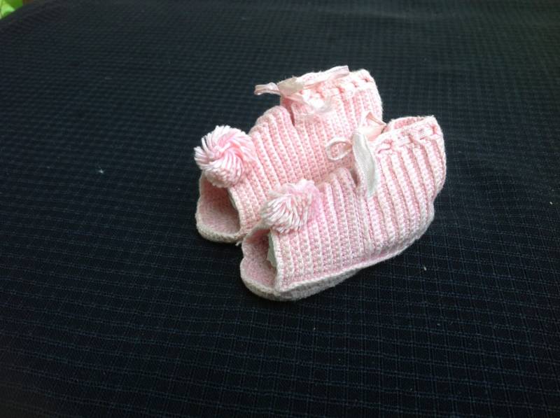 Paar Vintage Pink Hand Häkeln Baby Oder Puppe Booties Mit Pom Pom's Und Offener Zeh von thecherrychic